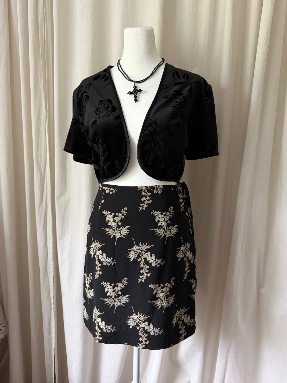 Vintage Banana Republic Black Floral Wrap Mini Skirt Women's Size 4 Cottagecore